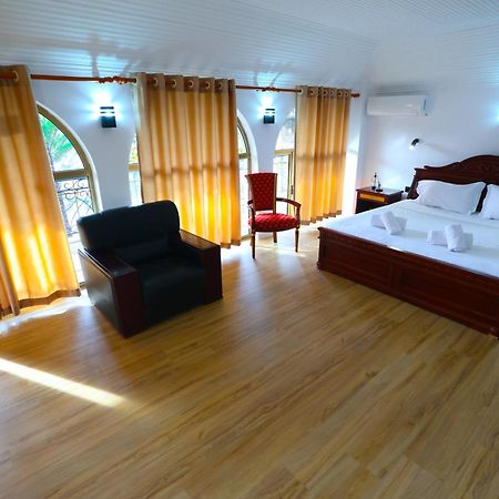 Vila Alizee Hotel Тирана Экстерьер фото