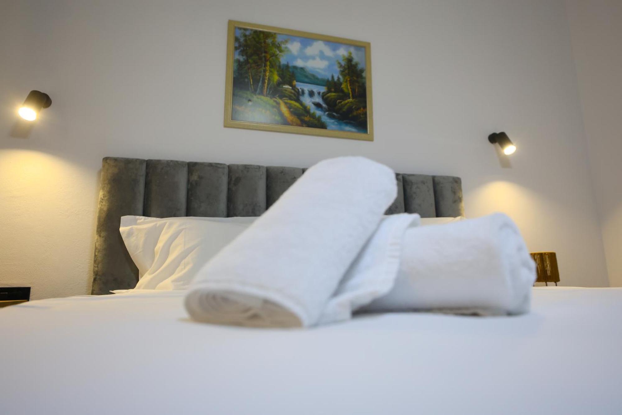 Vila Alizee Hotel Тирана Экстерьер фото
