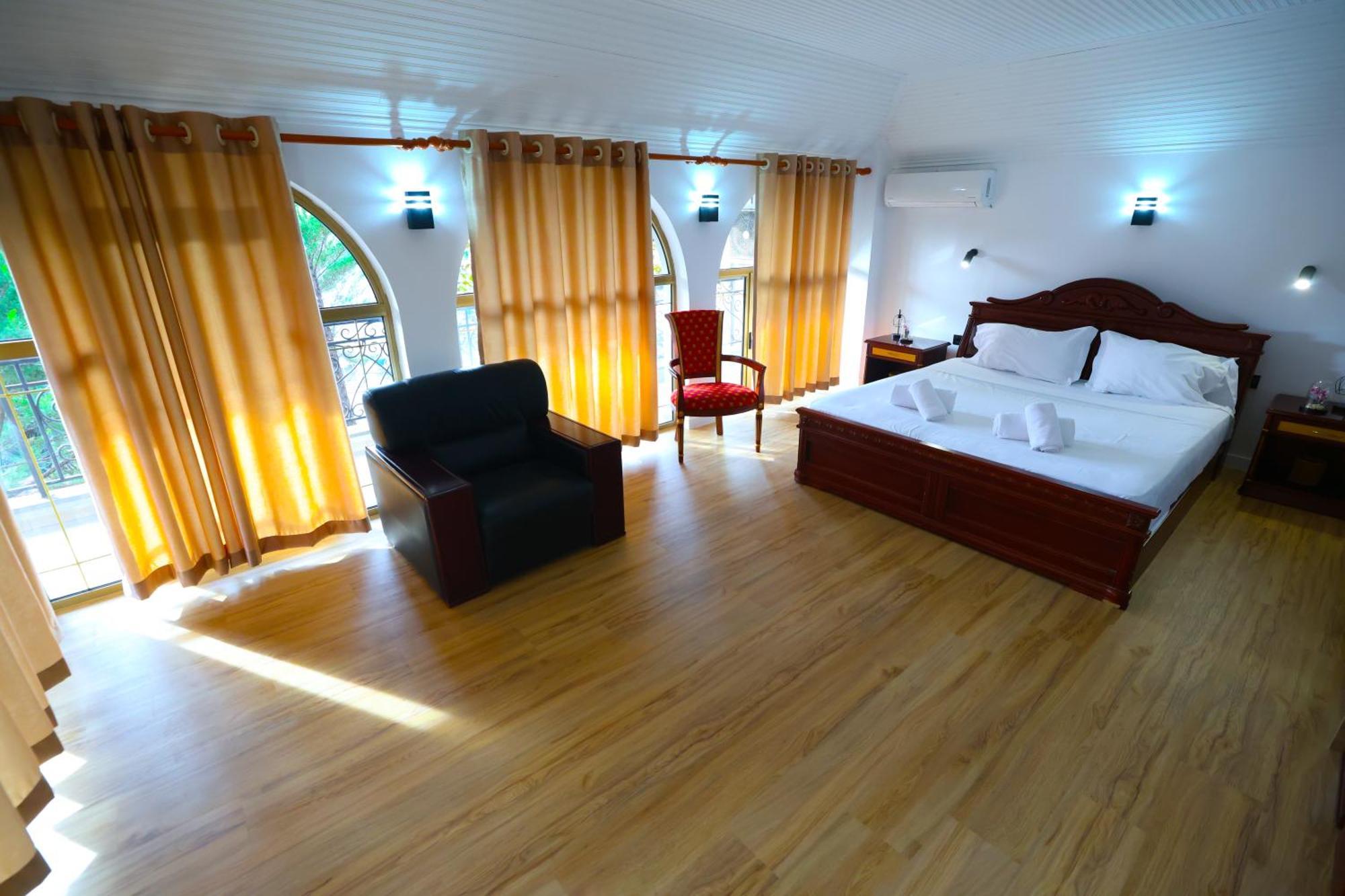 Vila Alizee Hotel Тирана Экстерьер фото