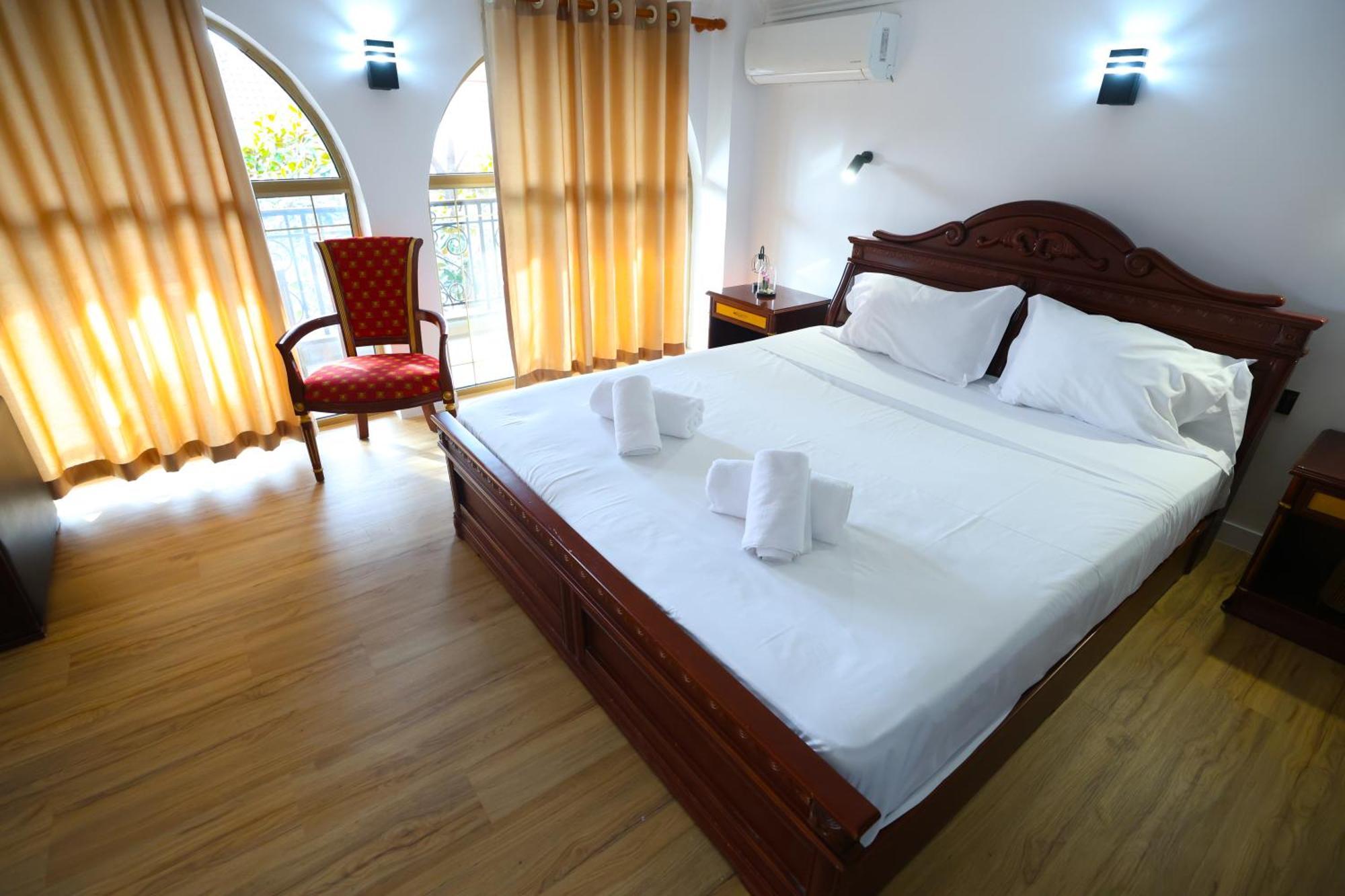 Vila Alizee Hotel Тирана Экстерьер фото