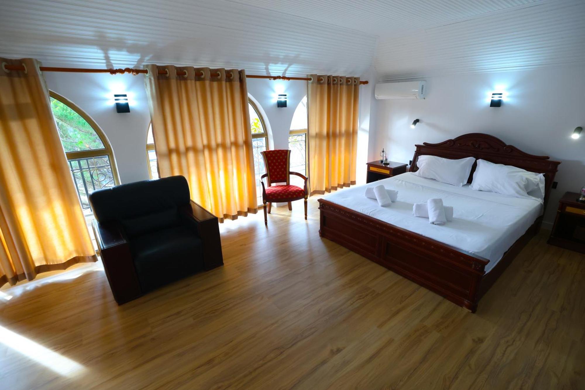 Vila Alizee Hotel Тирана Экстерьер фото