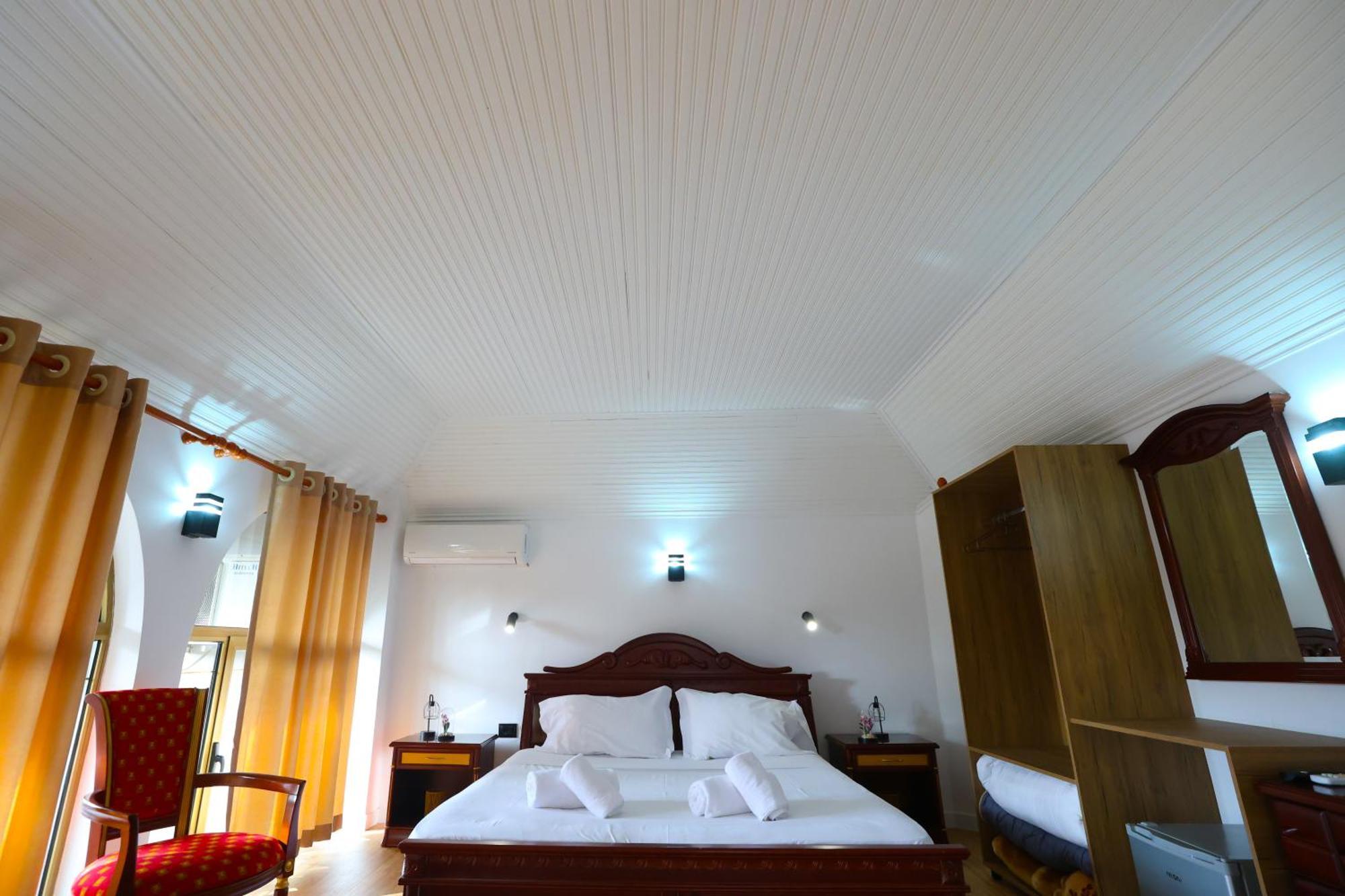 Vila Alizee Hotel Тирана Экстерьер фото