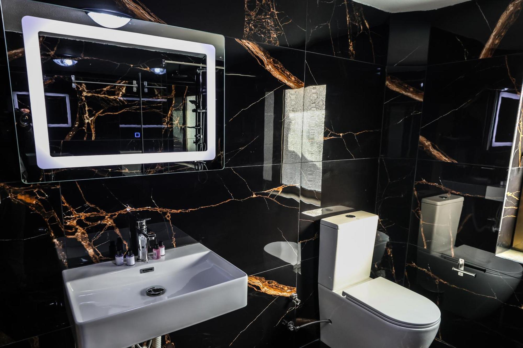 Vila Alizee Hotel Тирана Экстерьер фото