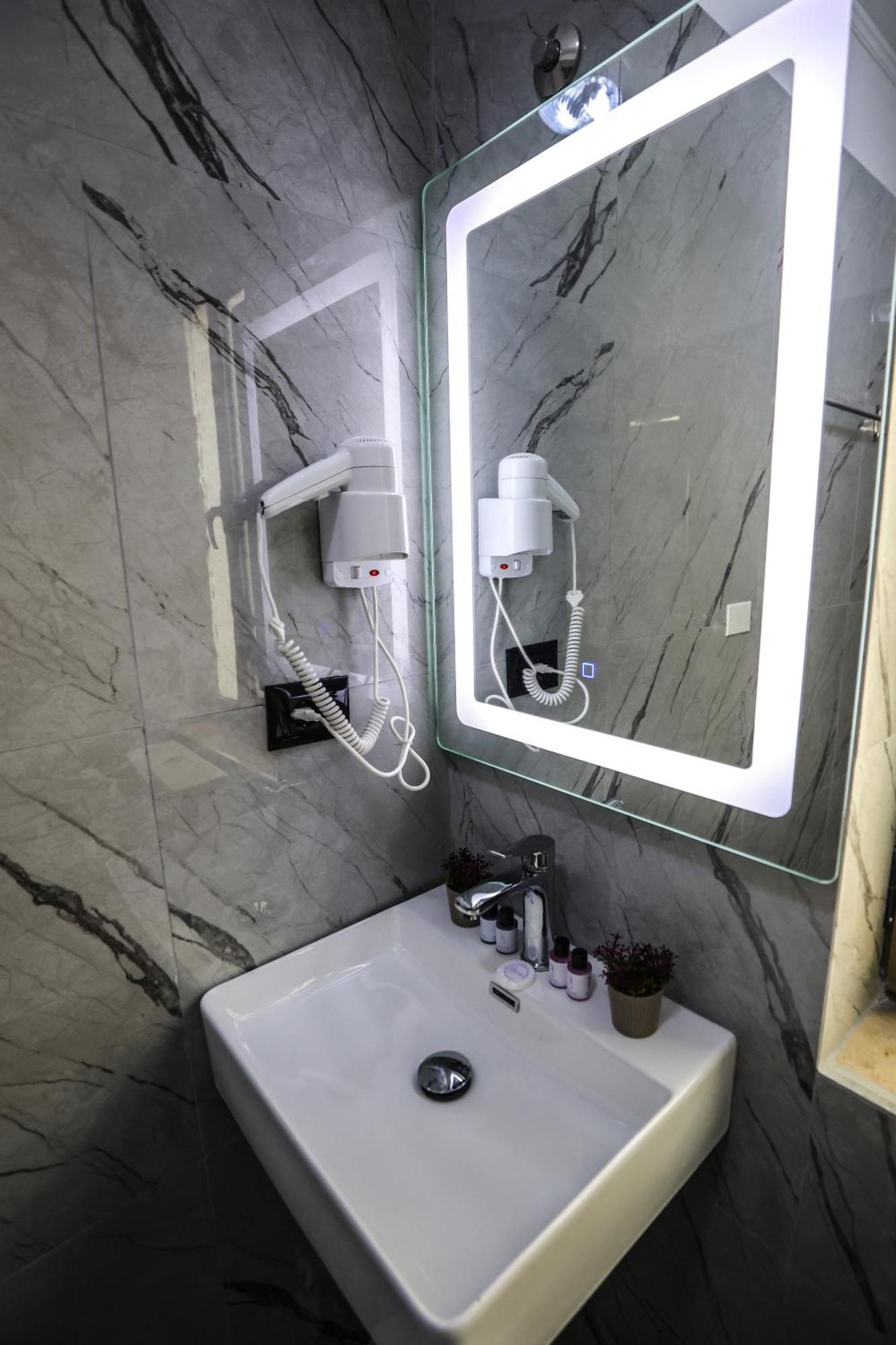 Vila Alizee Hotel Тирана Экстерьер фото