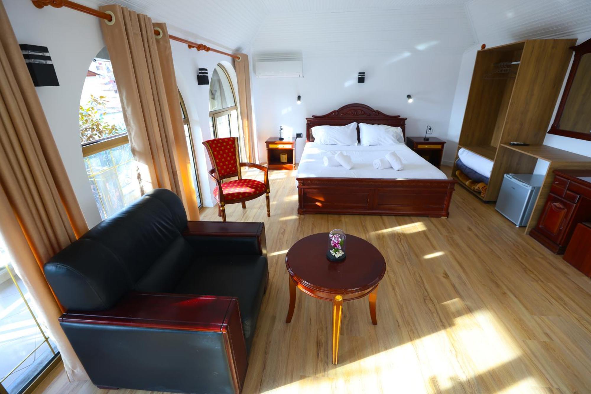 Vila Alizee Hotel Тирана Экстерьер фото