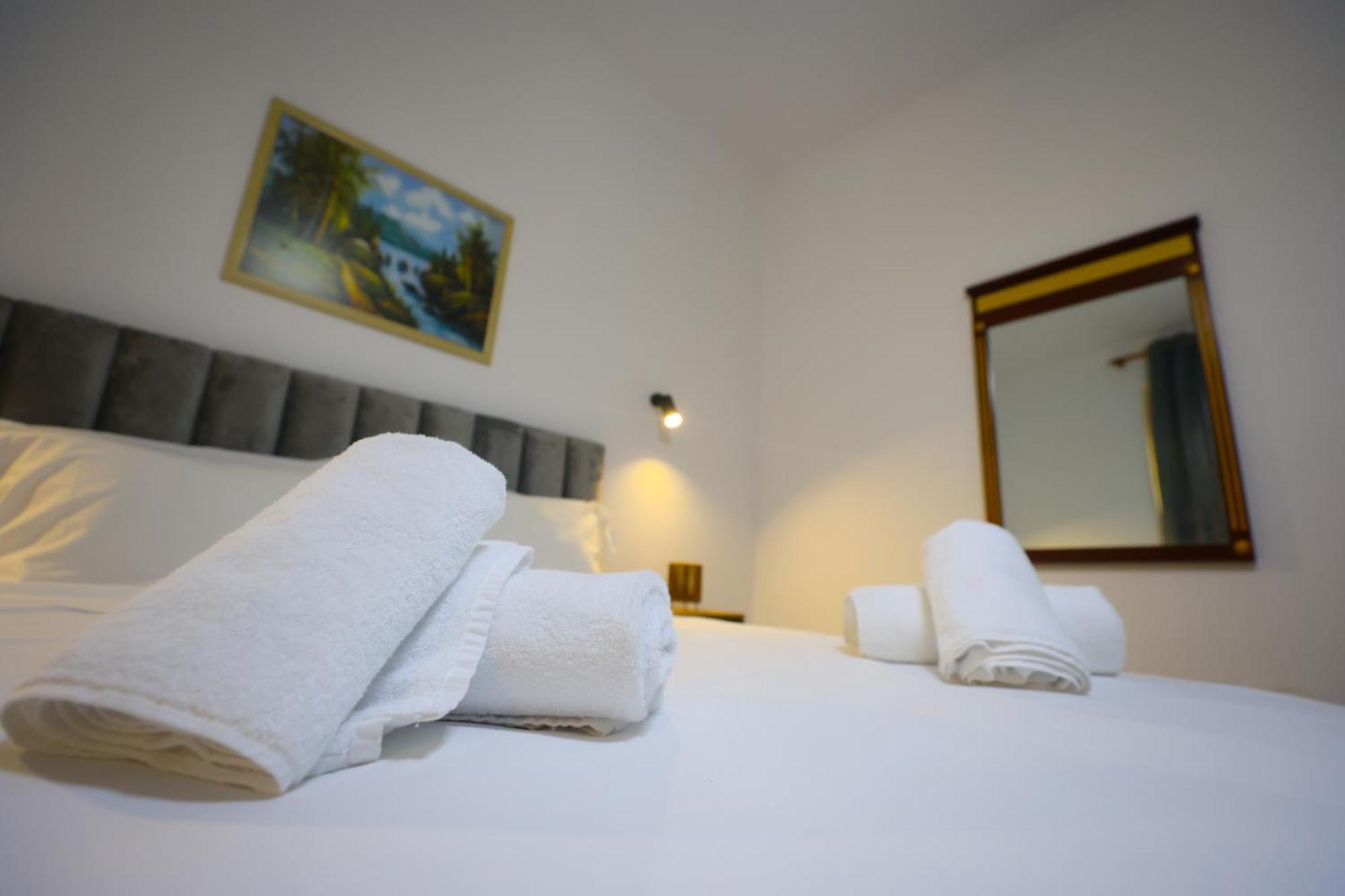 Vila Alizee Hotel Тирана Экстерьер фото