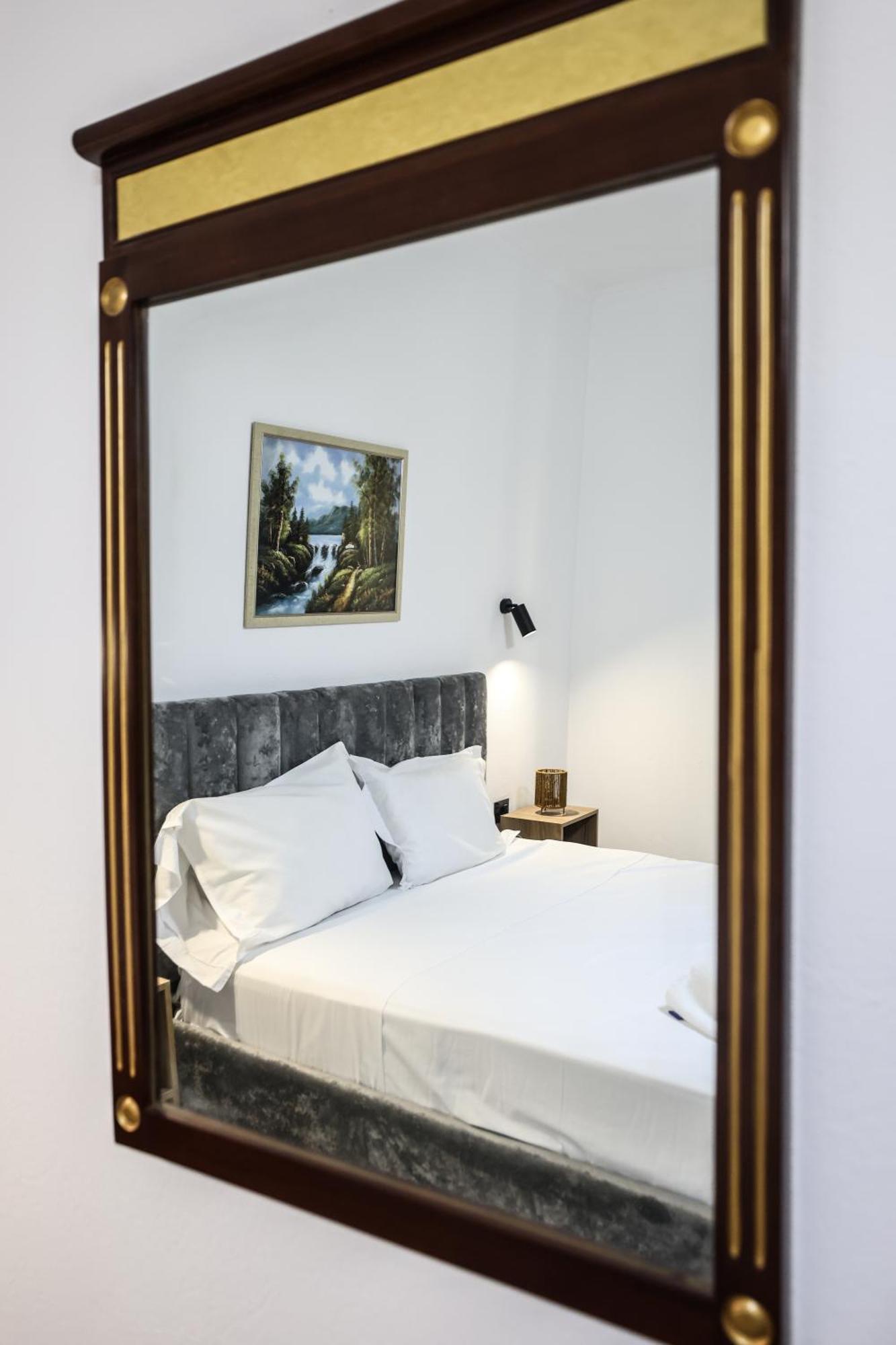 Vila Alizee Hotel Тирана Экстерьер фото