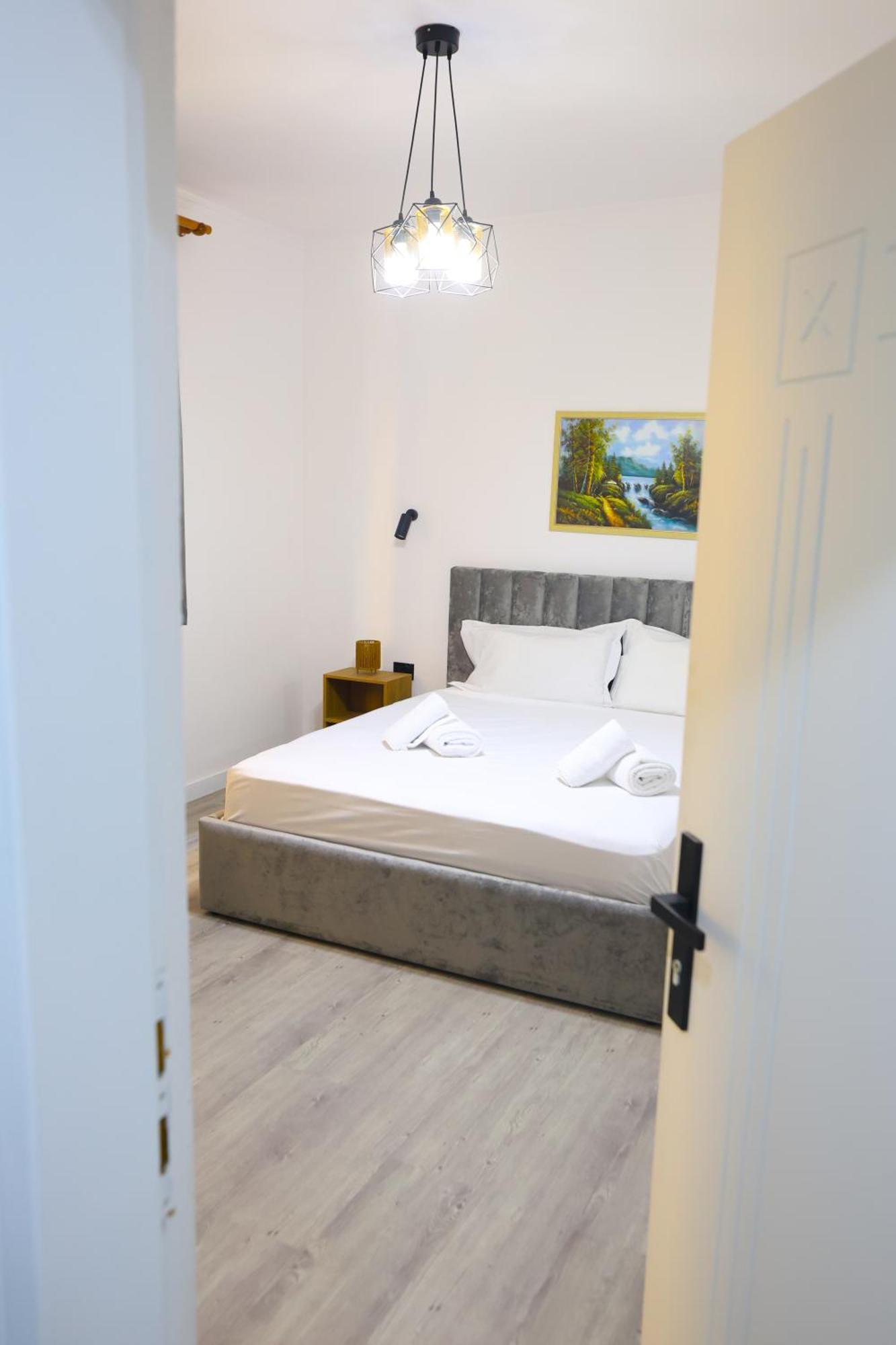 Vila Alizee Hotel Тирана Экстерьер фото